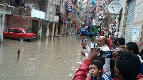بالصور.. أطرف مواقف الأهالي بالدقهلية بعد غرق الشوارع 