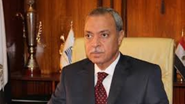 محافظ قنا يطمئن على شاعر السيرة الهلالية سيد الضوي محافظ قنا يطمئن على شاعر السيرة الهلالية سيد الضوي
