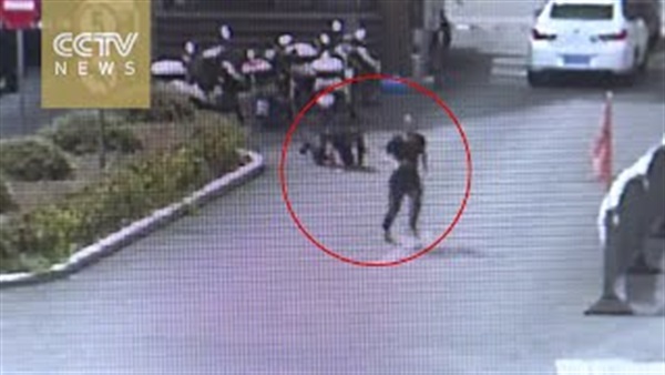 بالفيديو.. لص يقفز في النهر بعد مطاردة الشرطة لفشله فى سرقة دراجة بالفيديو.. لص يقفز في النهر بعد مطاردة الشرطة لفشله فى سرقة دراجة