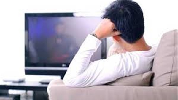 مشاهدة التليفزيون بعد يوم عمل طويل يؤدي للتوتر والشعور بالذنب
