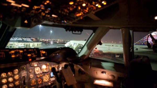 وصول أول طائرة بريطاينية لنقل السياح من شرم الشيخ وصول أول طائرة بريطاينية لنقل السياح من شرم الشيخ