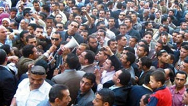 تجمهر المئات من معلمي المنيا اعتراضًا على نقلهم تعسفيًا من مدارسهم تجمهر المئات من معلمي المنيا اعتراضًا على نقلهم تعسفيًا من مدارسهم