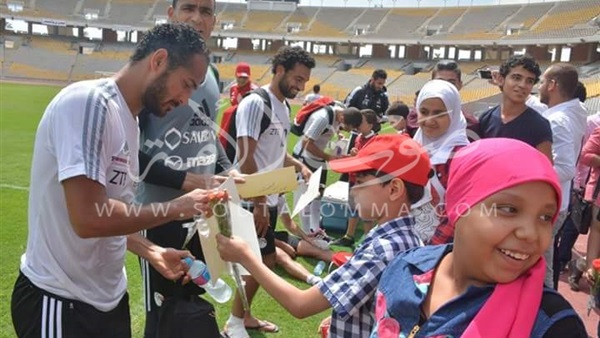 بالصور.. أطفال مستشفى السرطان يؤازرون المنتخب قبل ودية جنوب إفريقيا