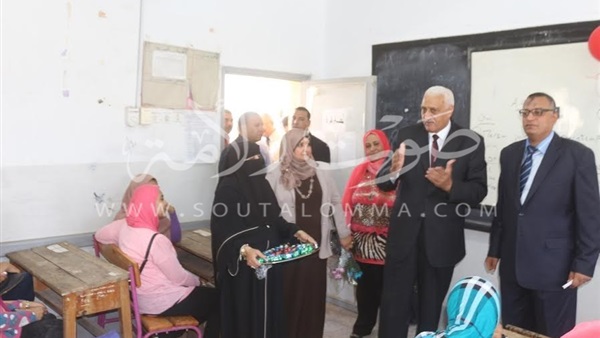 بالصور.. «الهياتمي» يتفقد مجموعات التقوية بالسويس الثانوية بنات