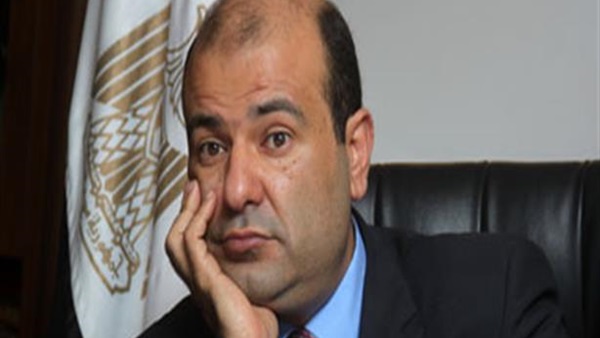 منع وزير التموين المستقيل و37 شخصا من السفر في «فساد القمح»