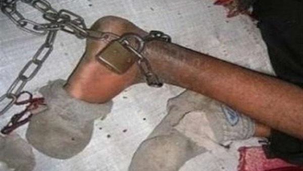 بالصور.. العثور على طفل معاق مقيد بالسلاسل فى الغربية