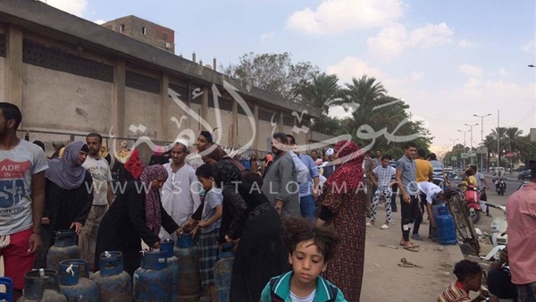 بالصور.. الأهالى يتكدسون على سيارة إسطوانات البوتاجاز بالفسطاط بالصور.. الأهالى يتكدسون على سيارة إسطوانات البوتاجاز بالفسطاط