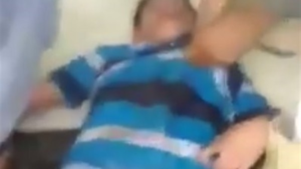 بالفيديو..لحظة مصرع طفل صعقا بالكهرباء ضحية الأمطار بالبحيرة