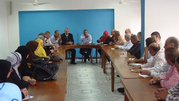 الرئيس الجديد لحي العرب ببورسعيد يجتمع مع مديري الإدارات 