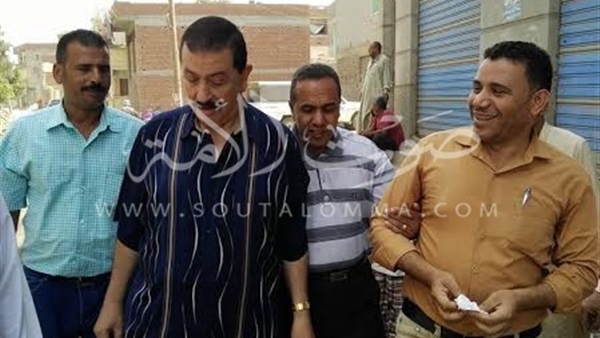 بالصور.. رئيس قرية الملاحة يتفقد حال الطرق تمهيدا لرصفها بكفر الشيخ