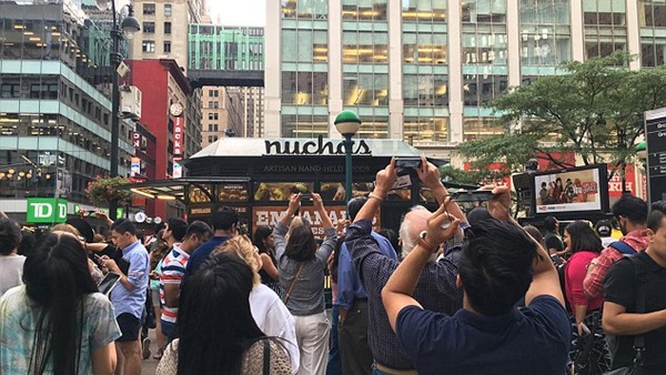 بالصور.. شاب يطلب يد حبيبته بطلبا مكتوبا بالسماء يثير الجدل 