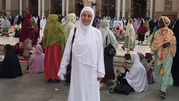 أمل رزق تنشر صورة على «فيسبوك» بملابس الإحرام أمل رزق تنشر صورة على «فيسبوك» بملابس الإحرام