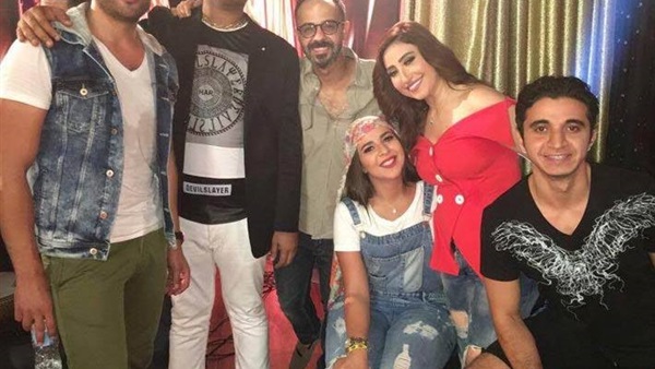 شاهد.. كواليس أغنية «البس علشان خارجين» قبل طرحها شاهد.. كواليس أغنية «البس علشان خارجين» قبل طرحها