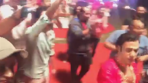 بالفيديو..محمد امام يعلم الهنود الرقص الشعبى فى كواليس «جحيم فى الهند» بالفيديو..محمد امام يعلم الهنود الرقص الشعبى فى كواليس «جحيم فى الهند»