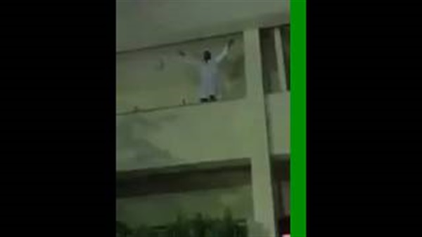 بالفيديو.. رجل يتراجع عن الانتحار بوصلة رقص بالفيديو.. رجل يتراجع عن الانتحار بوصلة رقص