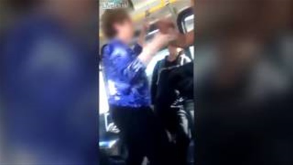 بالفيديو.. مشاجرة عنيفة بسبب بصق مسنة على رجل بالفيديو.. مشاجرة عنيفة بسبب بصق مسنة على رجل
