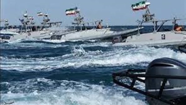 وزارة الدفاع الأميركية تقول إن سفنا إيرانية ضايقت بارجة أميركية