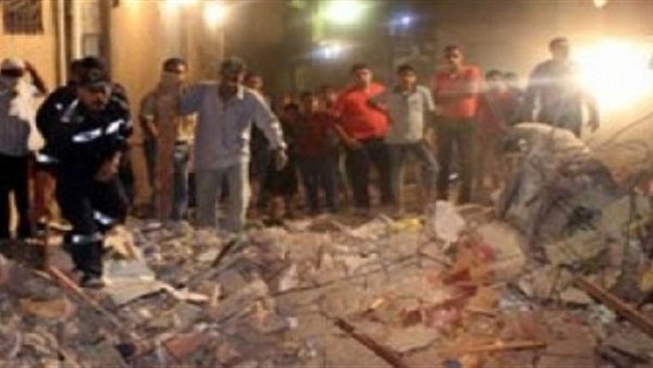 استخراج مصابين من أسفل أنقاض عقار الزاوية الحمراء المنهار استخراج مصابين من أسفل أنقاض عقار الزاوية الحمراء المنهار