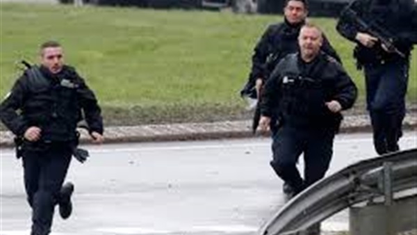 اصابة شرطي فرنسي بسكين أثناء اعتقال ٣ نساء يشتبه بصلتهن بسيارة أنابيب الغاز