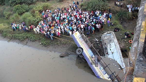مصرع وإصابة 51 شخصا بسقوط حافلة عن جسر بالهند