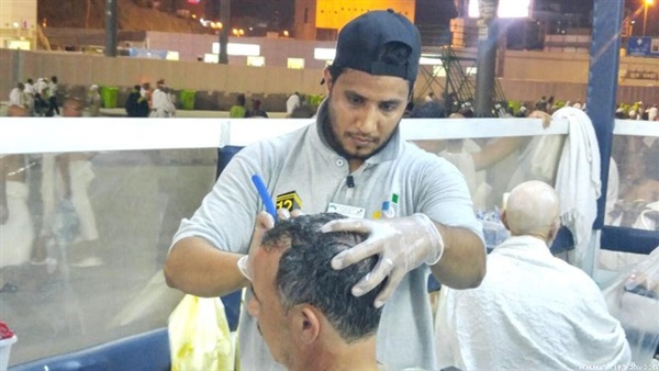 250 حلاقًا سعوديًا يستعدون لتنفيذ نسك «الحلق أو التقصير» 250 حلاقًا سعوديًا يستعدون لتنفيذ نسك «الحلق أو التقصير»