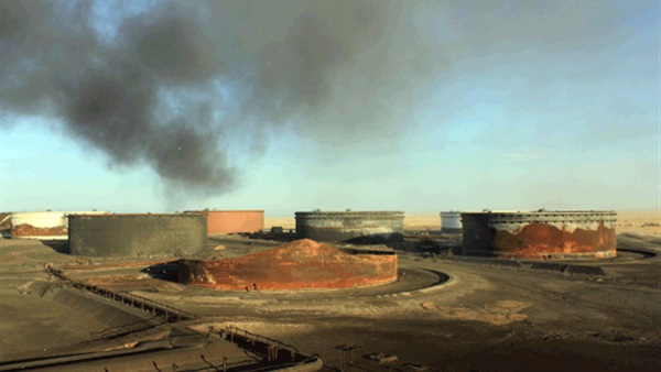 قوات الحكومة الموازية بقيادة حفتر تهاجم المنطقة النفطية في شرق ليبيا