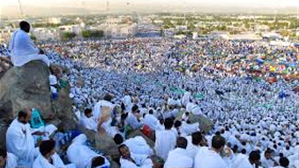 "جبل الرحمة".. أكمة صغيرة تمتلئ بالحياة يوم عرفة "جبل الرحمة".. أكمة صغيرة تمتلئ بالحياة يوم عرفة