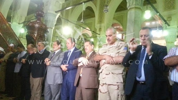 بالصور.. محافظ الغربية والقيادات التنفيذية يؤدون صلاة العيد بالمسجد الأحمدي