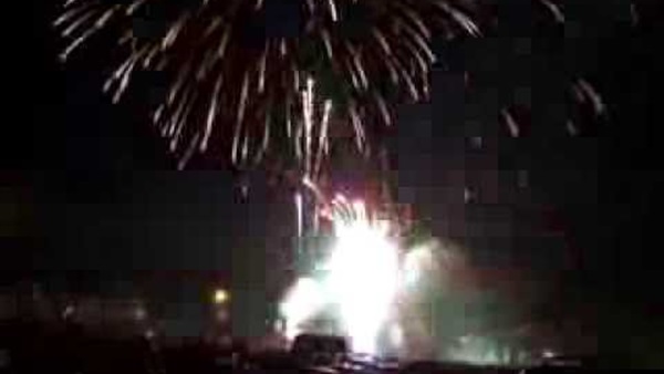 بالفيديو.. احتفال أهالي زفتى باﻷلعاب النارية