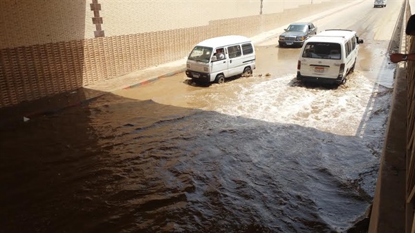 السيطرة على انفجار خط الصرف الصحي بمنطقة «الحرس الوطني» ببنها