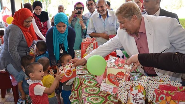 بالصور.. محافظ الإسماعيلية يوزع هدايا العيد على الايتام