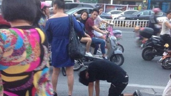 بالصور..امرأة تجر رجلا خلفها مثل "الكلب" بالصور..امرأة تجر رجلا خلفها مثل "الكلب"
