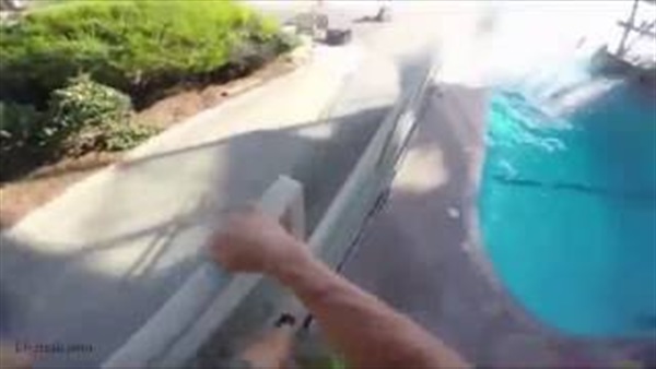 بالفيديو..لحظة قفز رجل من سطح فندق إلى حمّام السباحة