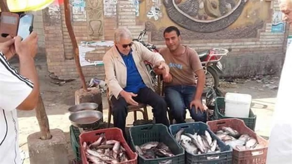 بالصور.. «صباحي» بائع سمك في سوق «بلطيم»