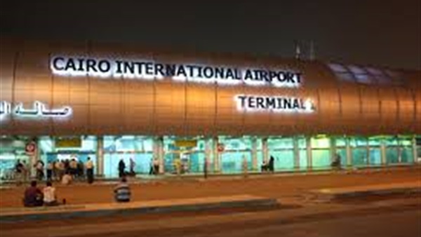 مطار القاهرة يستقبل فوجًا سياحيًا أمريكيًا مطار القاهرة يستقبل فوجًا سياحيًا أمريكيًا