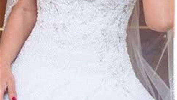 الفساتين المرصعة تعود من جديد للسواريهات 