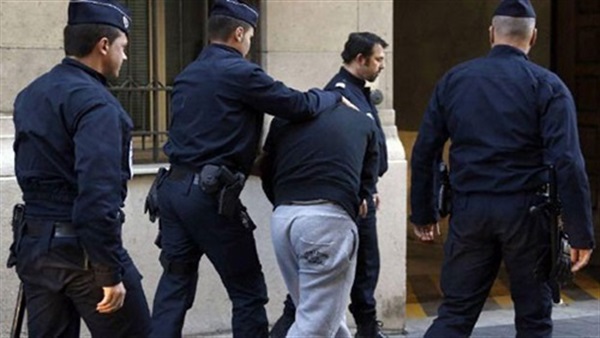 الشرطة تجلي عائلات مهاجرين من أرصفة باريس