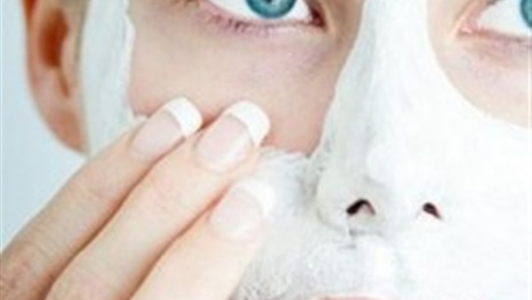 استخدمى قناع النشا وبياض البيض لشد البشرة استخدمى قناع النشا وبياض البيض لشد البشرة