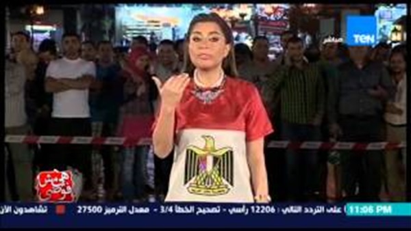 بالفيديو.. زوج يستغل «TEN» ليعبر عن حبه لزوجته بتقبيلها علي الهواء