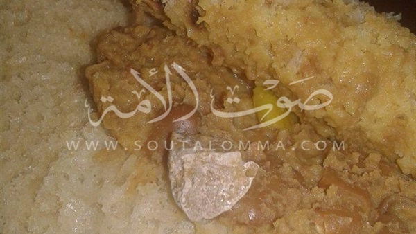 بالصور.. مواطن يعثر على «زلطة» داخل سندوتش فول بالفيوم بالصور.. مواطن يعثر على «زلطة» داخل سندوتش فول بالفيوم