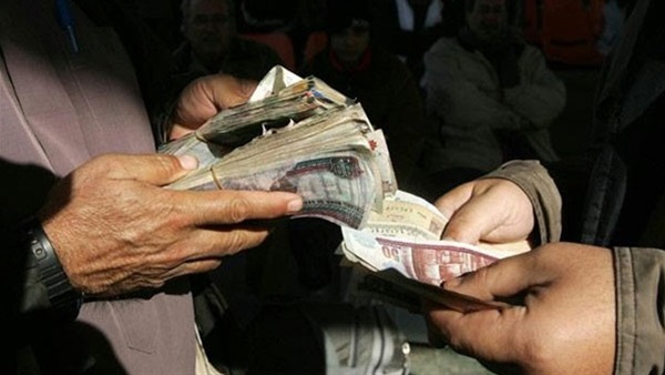 ضبط صاحب شركة ومالك مطعم يتاجران بالعملة في النزهة ضبط صاحب شركة ومالك مطعم يتاجران بالعملة في النزهة