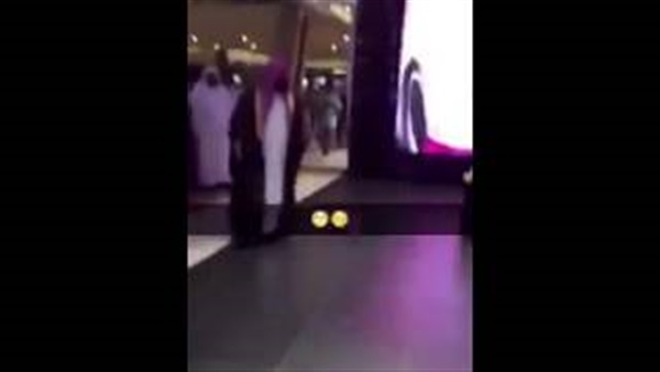 بالفيديو.. رجل يطرد فتاة من مول فى السعودية