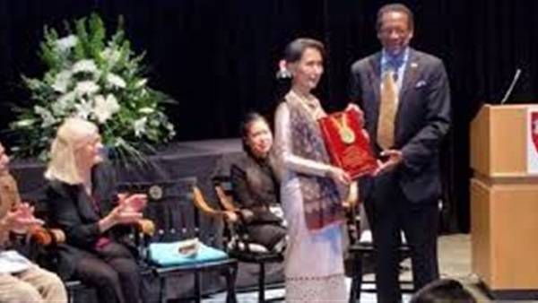 هارفارد تمنح سوكي جائزة والطلاب المسلمون يحتجون هارفارد تمنح سوكي جائزة والطلاب المسلمون يحتجون