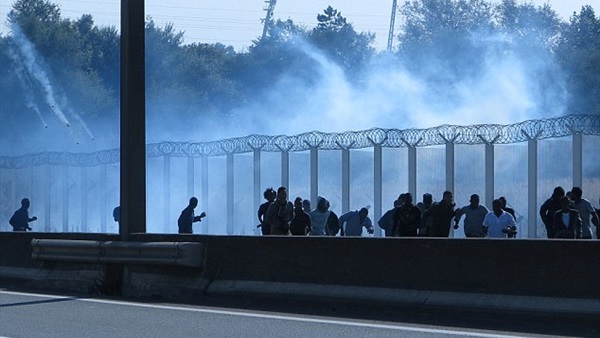 بالصور.. اشتباكات دموية بين الشرطة الفرنسية ومهاجرين 