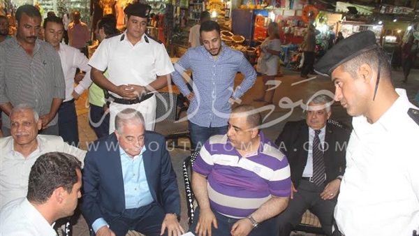قمر تثير السخرية بشعرها "الأزرق" قمر تثير السخرية بشعرها "الأزرق"