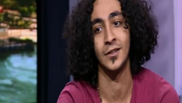 «إبرام سمير» يشارك جمهوره لحظة «كلبش» سيارته بطريقة ساخرة