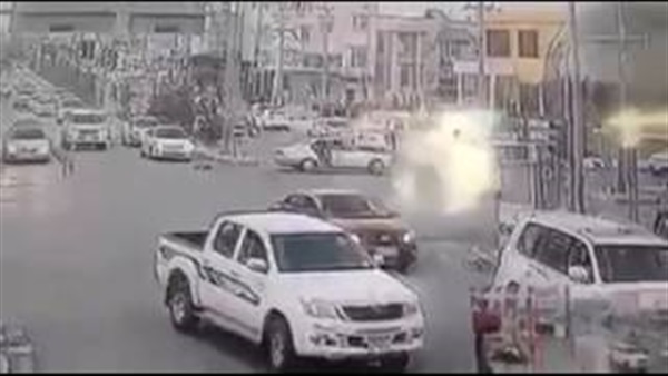 بالفيديو.. لحظة  انقاذ طفل بعد سقوطه  من سيارة في العراق