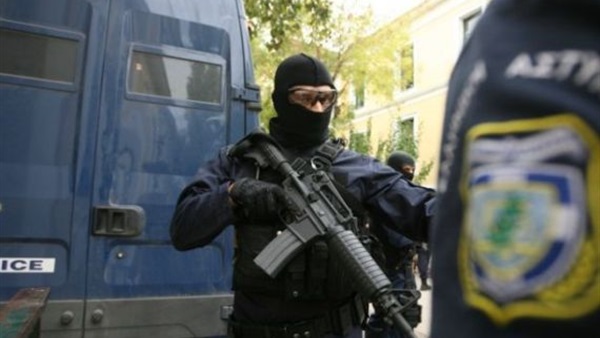 اليونان: توقيف شاب أفغاني للاشتباه في محاولته تهريب مهاجرين