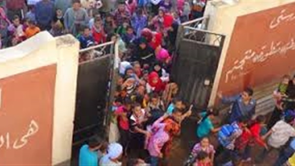 أولياء الأمور يقتحمون مدرستين بسوهاج لحجز المقاعد لأبنائهم أولياء الأمور يقتحمون مدرستين بسوهاج لحجز المقاعد لأبنائهم