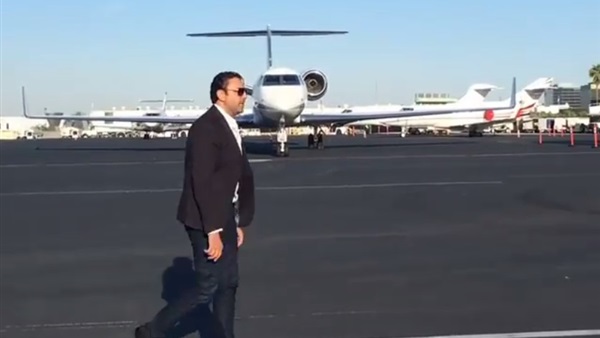 بالفيديو.. محمد كريم يثير غضب جمهوره بـ«طيارته الخاصة» بالفيديو.. محمد كريم يثير غضب جمهوره بـ«طيارته الخاصة»